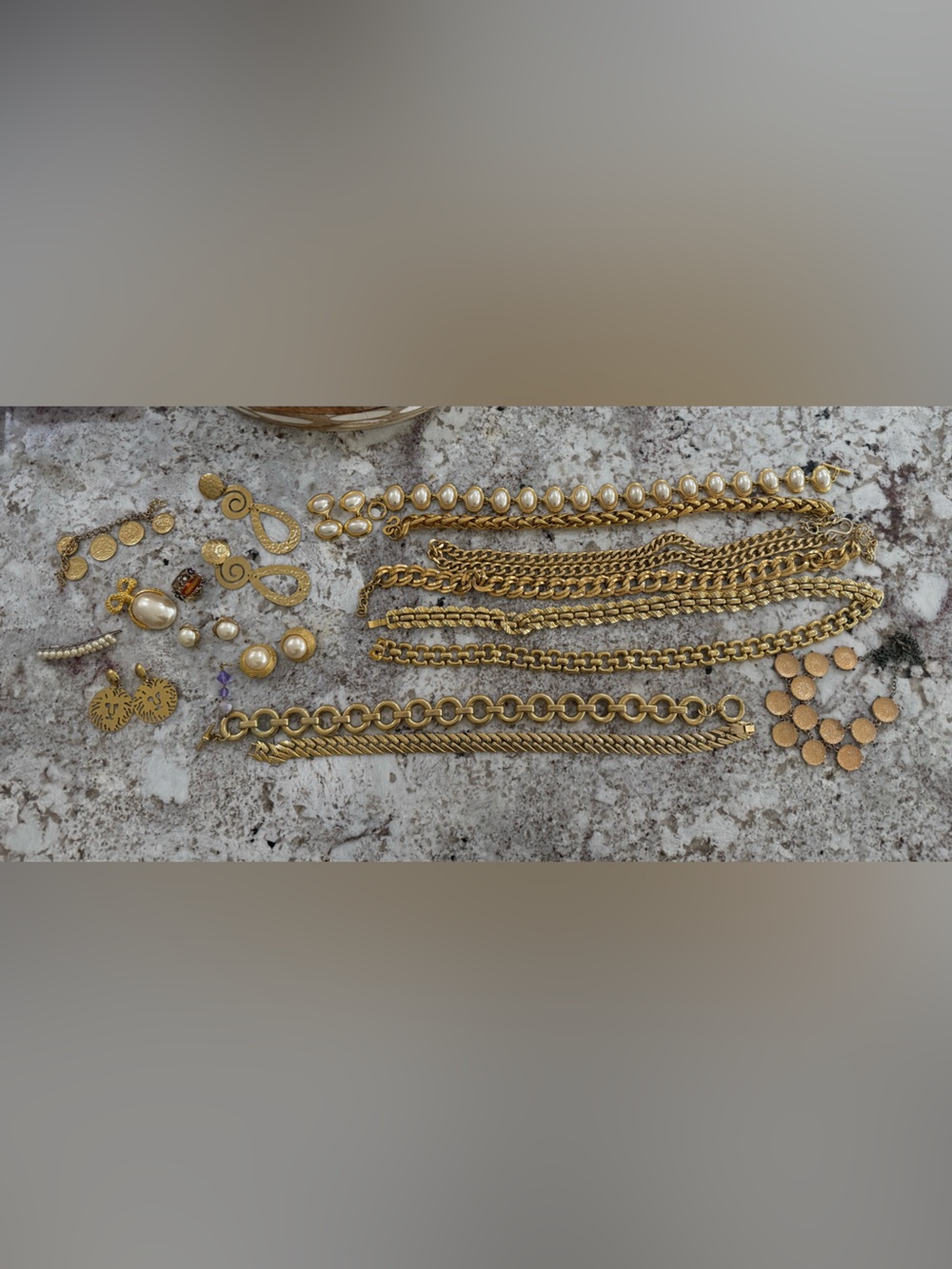 2lb lot of gold tone jewelry. Necklaces and earrings and more